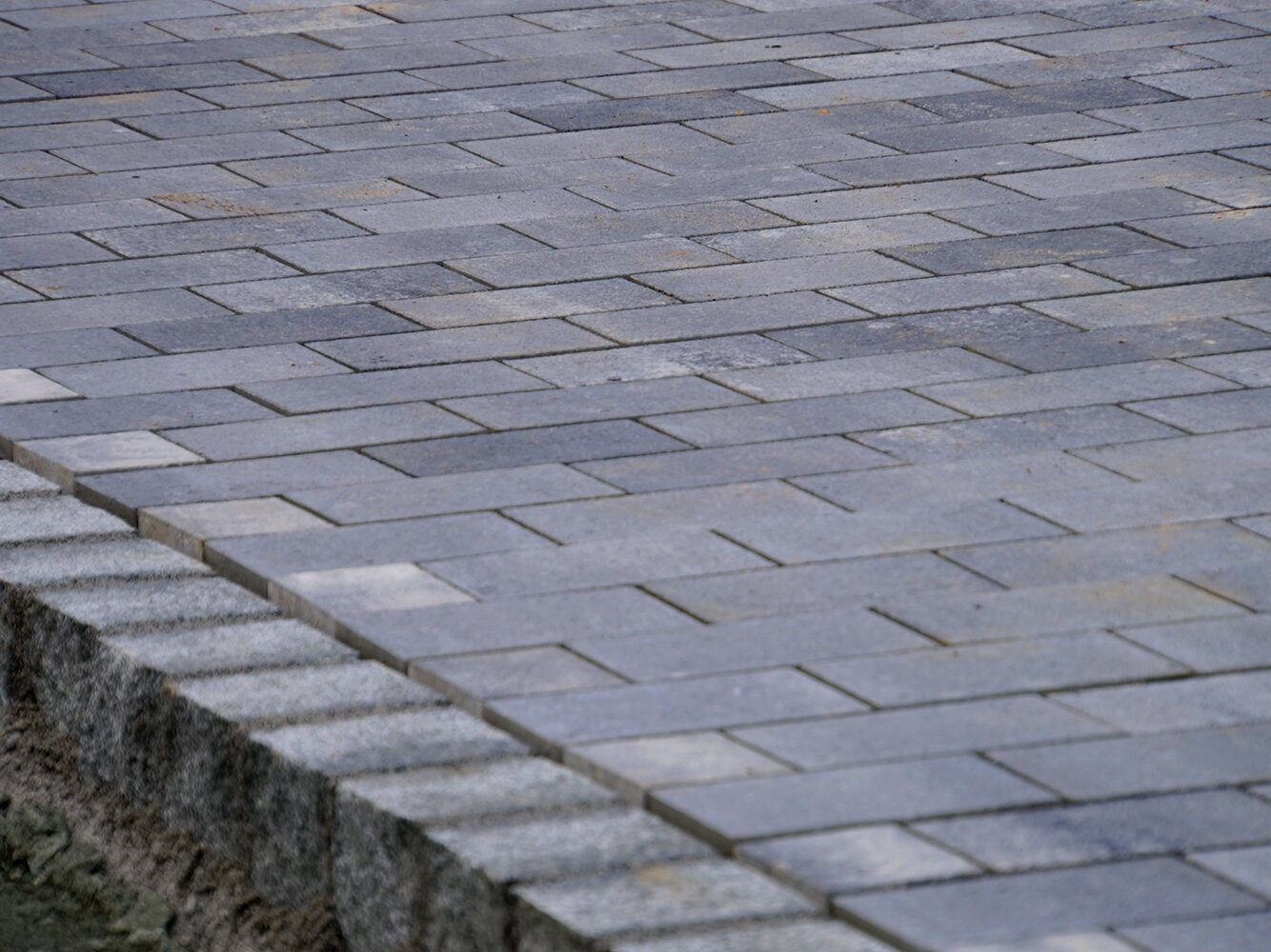 Bau eines Steinpflasterweges für eine Außenanlage