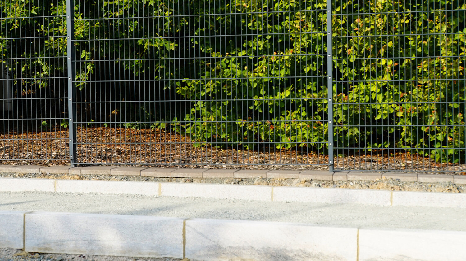 Bau einer Außenanlage mit Randsteinen