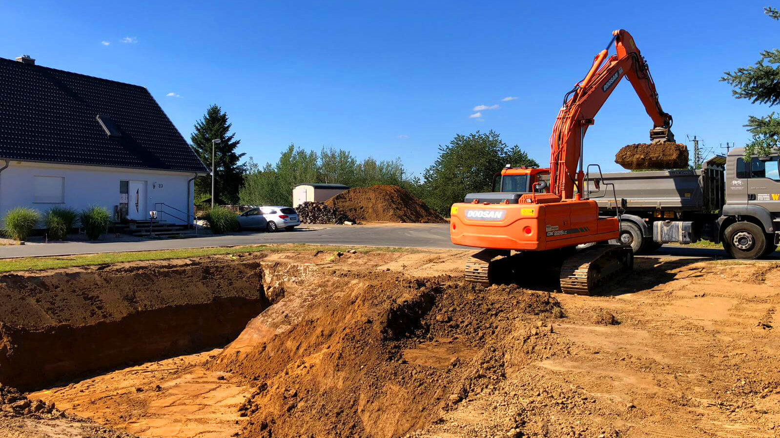 Keller-Erdaushub mit einem Kettenbagger und LKW