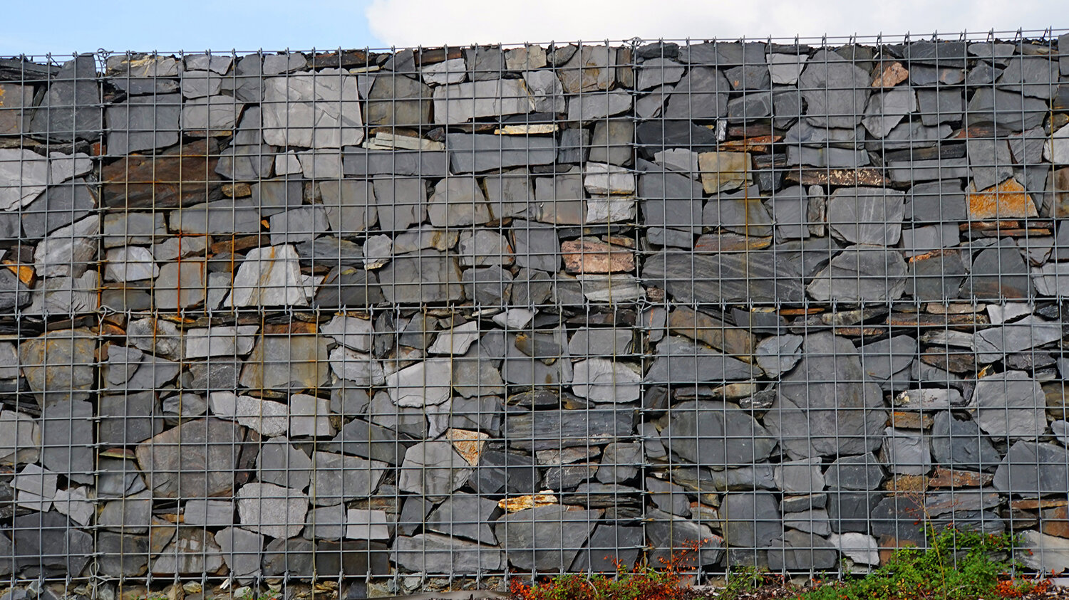 Gabione mit Gitter und Schiefersteinen