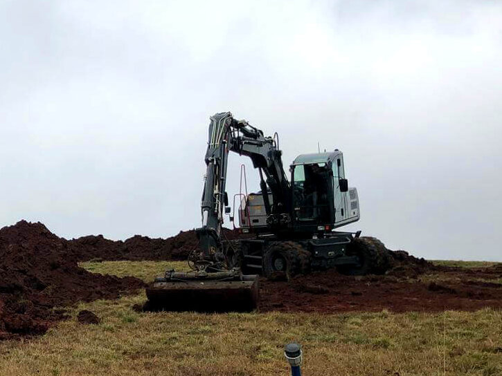 Baggerarbeiten für Erdaushub Keller, Bagger bei der Arbeit